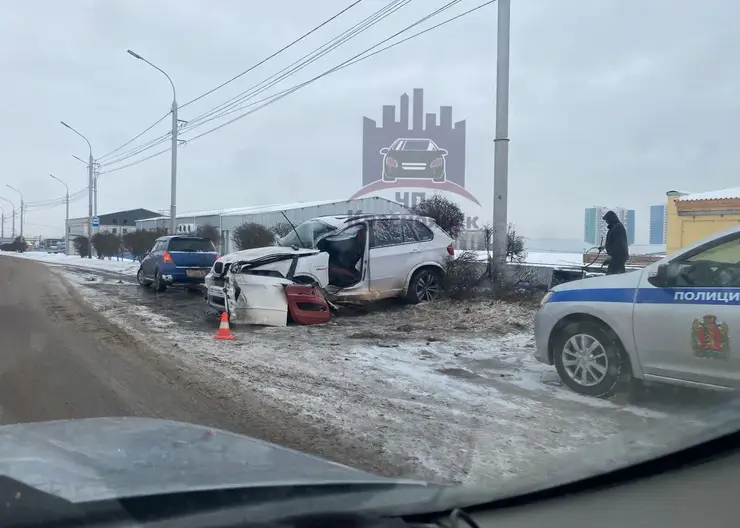 В Красноярске водитель БМВ не справился с управлением и врезался в столб