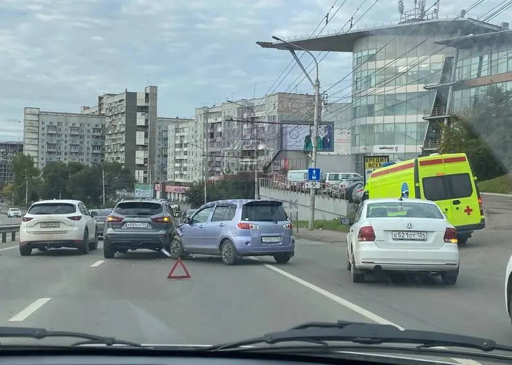 В Красноярске на Белинского в столкновении трех машин пострадала 17-летняя девушка