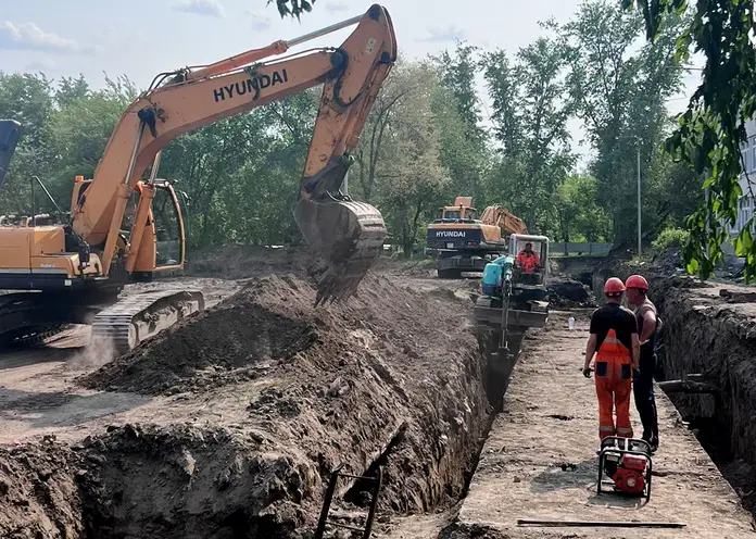 В Красноярске продолжается ремонт коллектора в Зеленой Роще