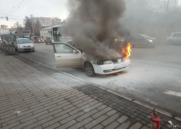 В Красноярске на остановке «Стадион «Локомотив» загорелся автомобиль