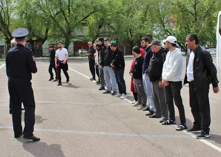 В Железногорске полицейские задержали 17 мигрантов и выявили восемь нарушений