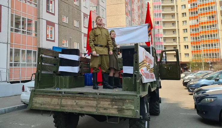 Жителей Центрального района с Днём Победы поздравляют во дворах