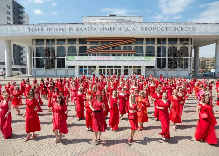 В Красноярске более 200 женщин прошлись по улицам в красных платьях