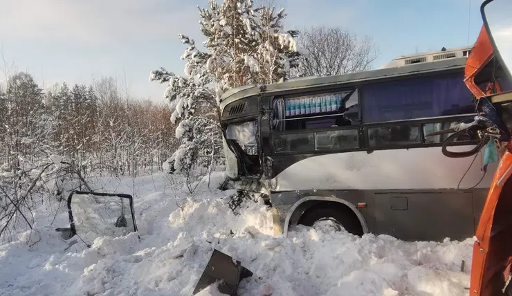 В Енисейском районе КАМАЗ столкнулся с рейсовым автобусом