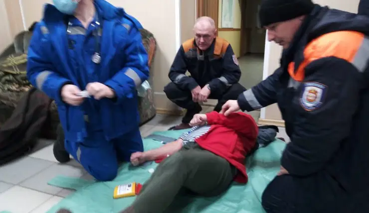 В Красноярском крае спасли провалившегося под лед мужчину