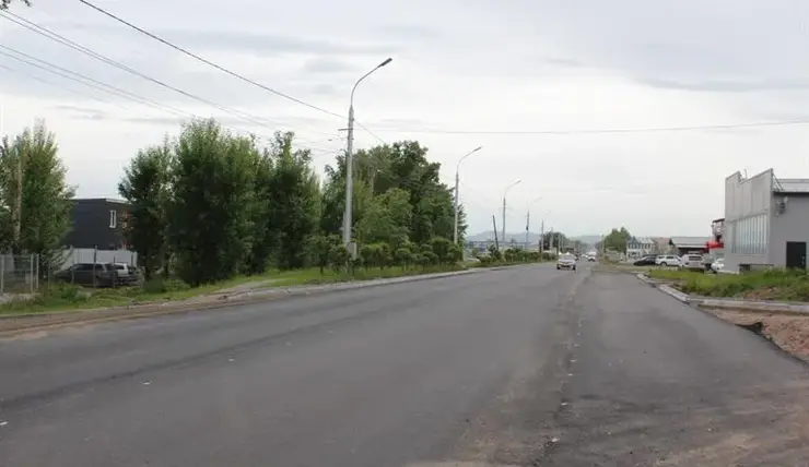 В Красноярске на Северном шоссе укладывают верхний слой асфальта