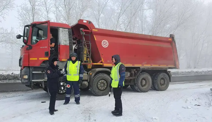 На трассах Красноярского края сотрудники ГИБДД проверяют водителей большегрузов