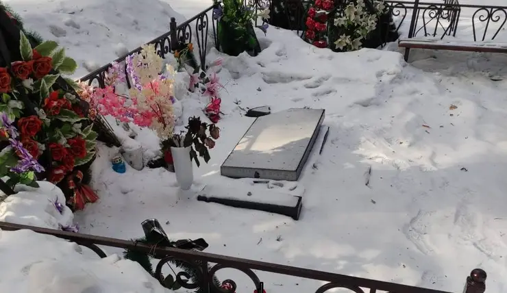 В Лесосибирске 22-летний парень сломал 25 надгробий на кладбище