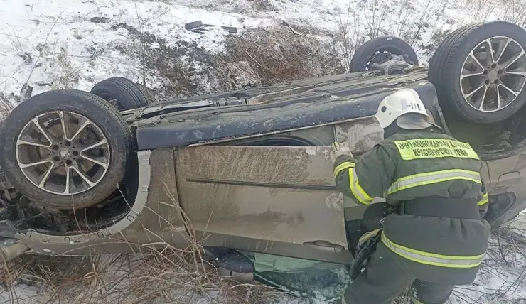 В Емельяновском районе автомобиль съехал в кювет из-за гололёда