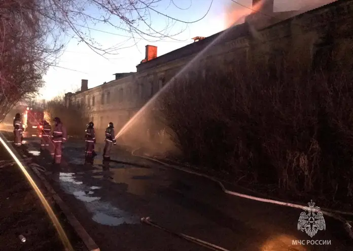 В Красноярске на улице Малиновского пожарные тушат заброшенное здание
