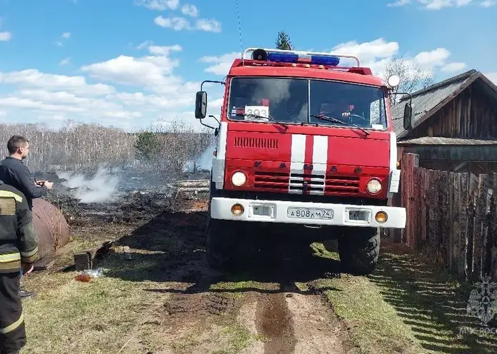 В СНТ на востоке Красноярского края из-за пала травы сгорели 10 построек