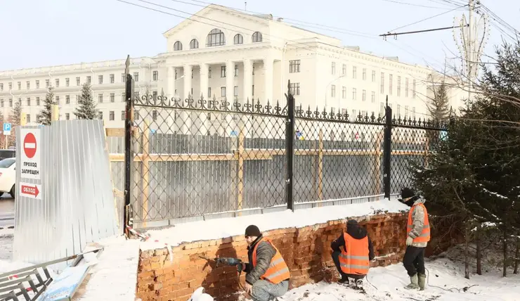 В Красноярске реставрируют историческую решетку Центрального парка
