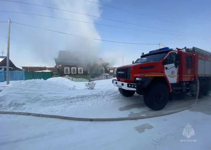 В Красноярском крае при пожаре из-за газового баллона пострадал парень
