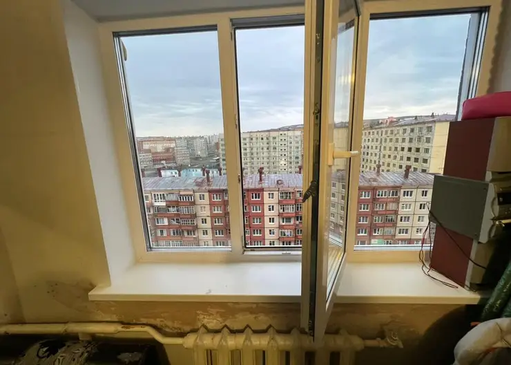 В Красноярске мать приговорили к 200 часам обязательных работ из-за падения ребенка из окна