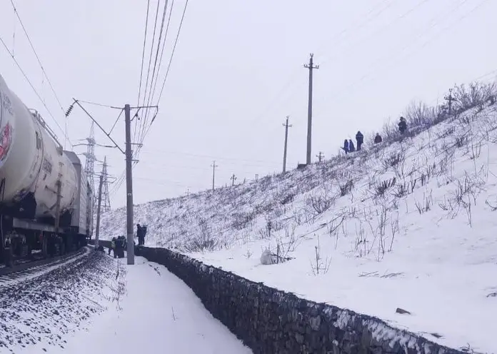 В Красноярске мужчине стало плохо на железнодорожных путях