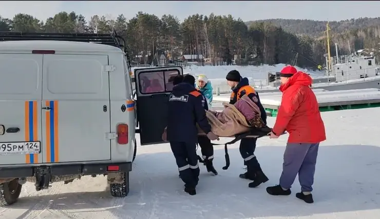 На Красноярском водохранилище мужчина на мотобуксировщике наехал на палатку