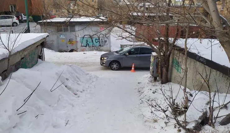 В Красноярске 10-летняя девочка скатилась со стихийной горки прямо под колеса автомобиля