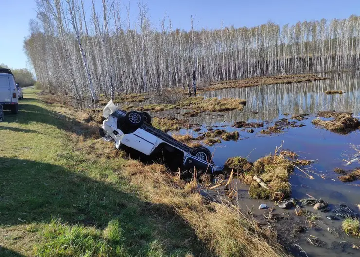 В Красноярском крае после падения машины с обрыва в воду погибли 5 человек