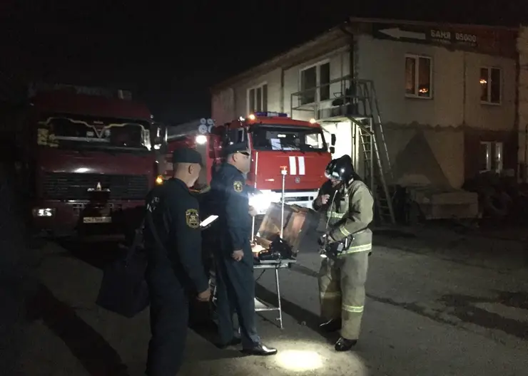 В Красноярске на Монтажников ночью произошел пожар в производственном здании