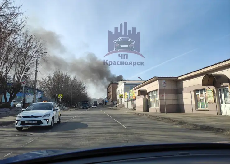 В Красноярске загорелось здание в переулке Телевизорном