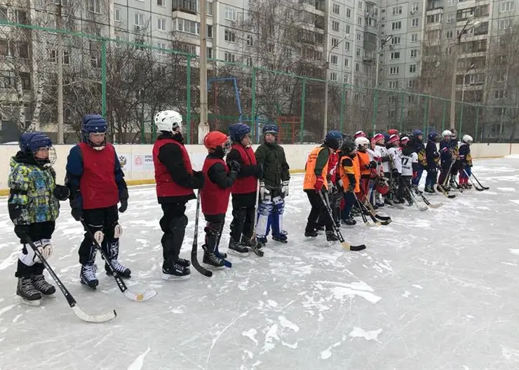 Команда Советского района Красноярска выиграла соревнования по мини-хоккею с мячом среди клубов
