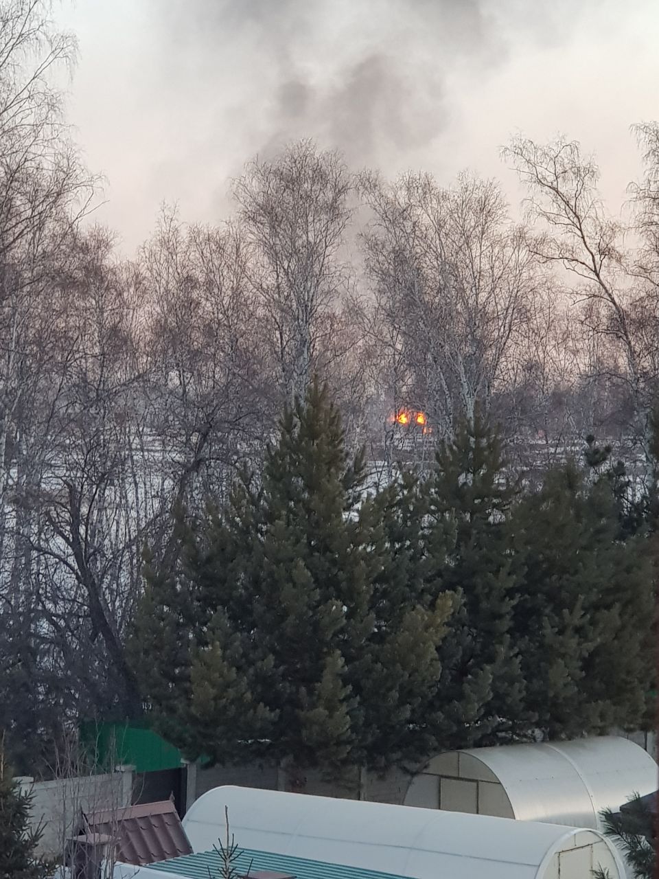В Красноярске утром загорелись строительные вагончики в районе Плодово-ягодной станции