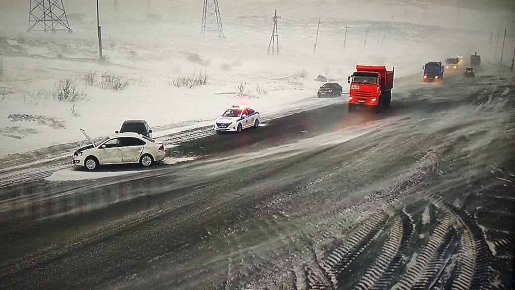 На трассе под Норильском столкнулись 3 автомобиля