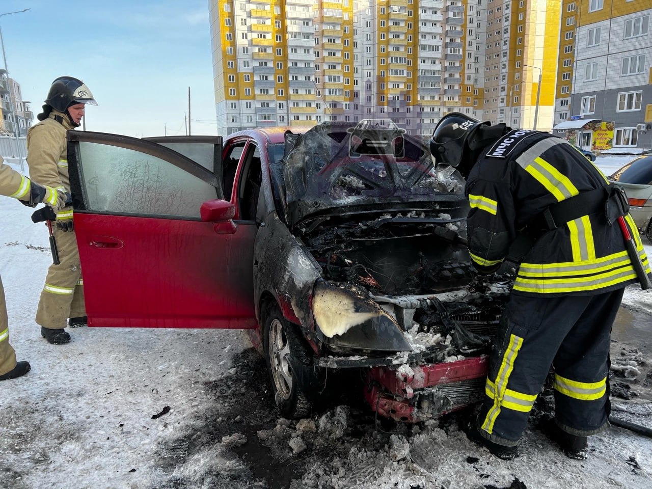 В Красноярске в микрорайоне Солнечный сгорела машина «Хонда»