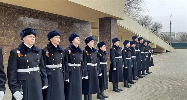 Краснодонские постовцы несут почётную вахту в сшитой в Красноярске новой форме