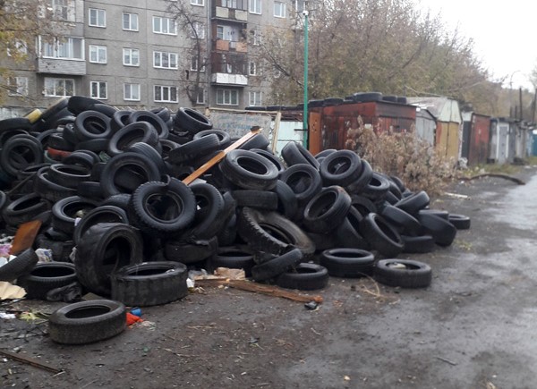 Красноярцев предупреждают о штрафах до 400 тысяч рублей за выброшенные покрышки