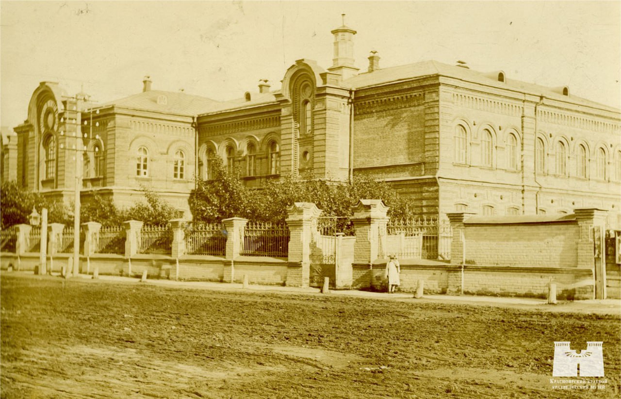 Женская гимназия, ныне здание педуниверситета на Мира, 83.