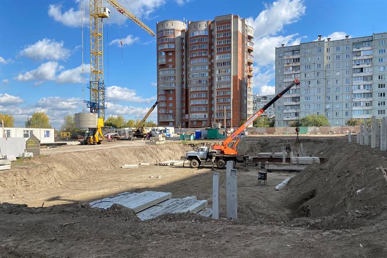 В Красноярске забивают сваи для детсада на улице Крайней