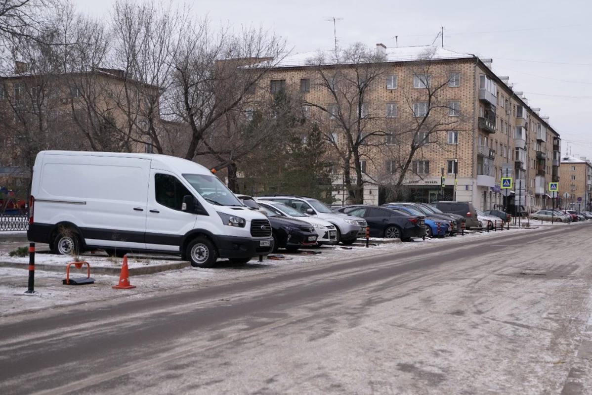 В Красноярске на парковке на Красной Армии ставят новые датчики подъемного механизма