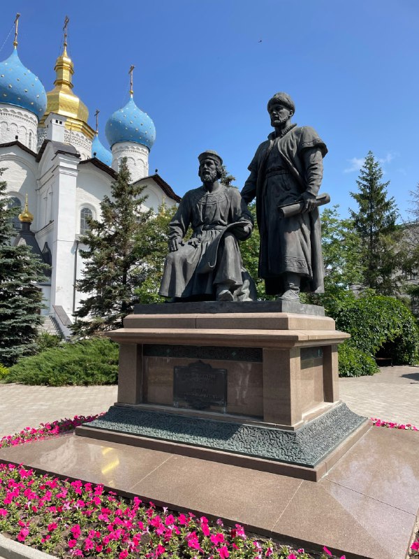 Памятник зодчим Постнику Яковлеву и Ивану Ширяю, слева — Благовещенский собор. 