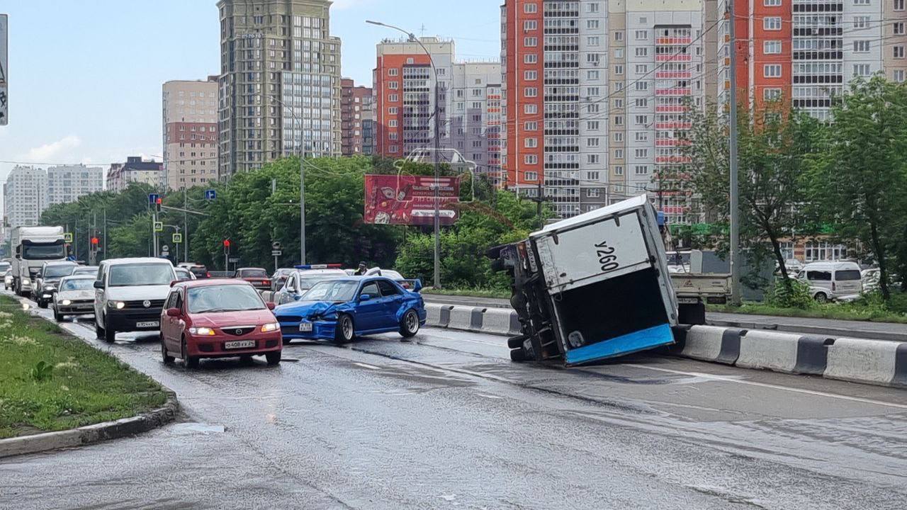 В Красноярске 23-летний водитель иномарки врезался в ГАЗель и опрокинул ее  - Gornovosti.Ru