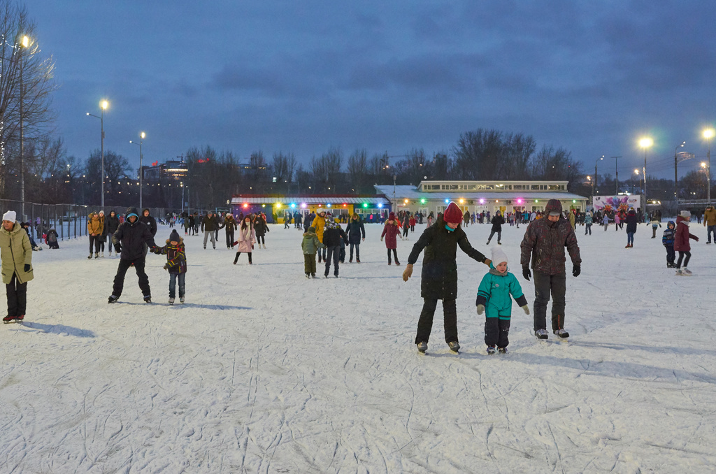 Закрытый каток в красноярске. Каток Татышев Красноярск. Остров Татышева Красноярск каток. Татышев парк Красноярск каток. Каток Татышев Красноярск 2022.