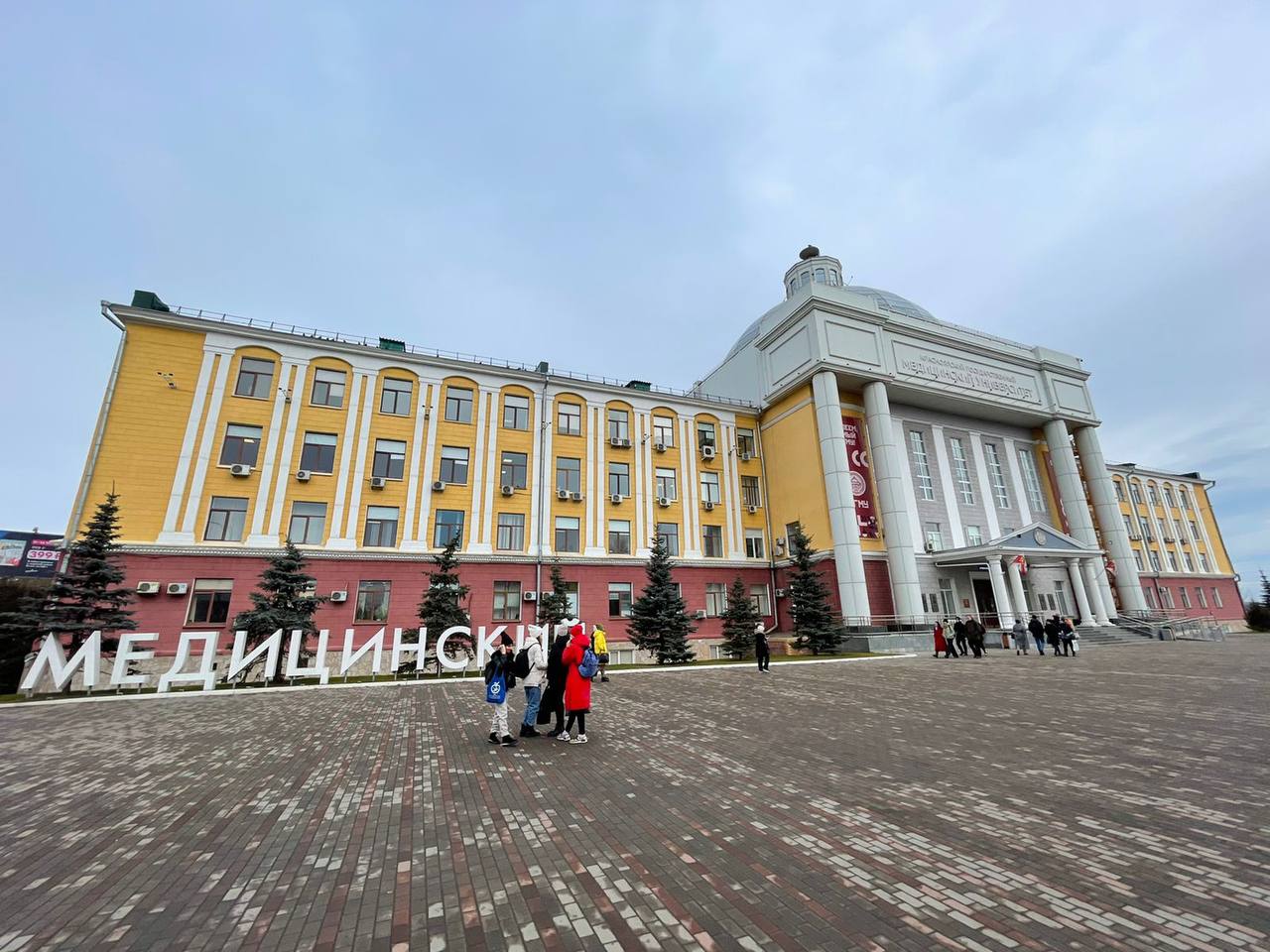 В Красноярске будут судить двоих студенток медуниверситета за попытку дать взятку