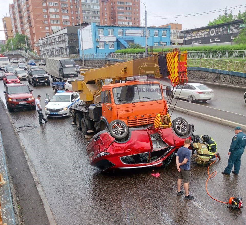 На Свободном в Красноярске образовалась огромная пробка из-за аварии с  грузовиком - Gornovosti.Ru