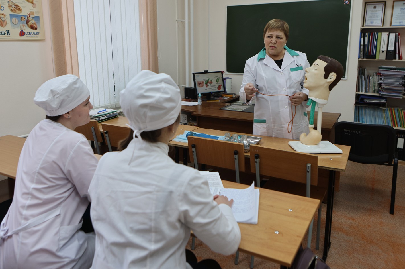 Какие качества воспитывают преподаватели у будущих медсестёр и акушеров?