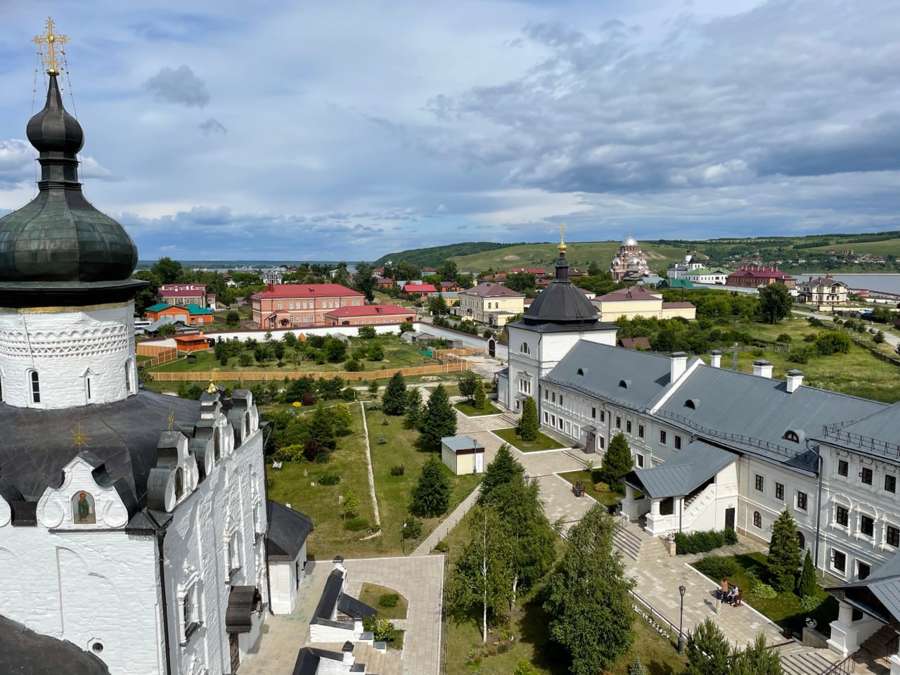 Вид с колокольни на монастырь и село Свияжск. 
