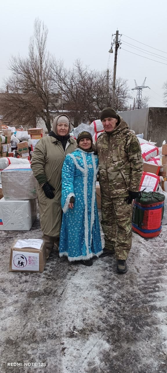 Снегурочка Елена привезла подарки бойцам