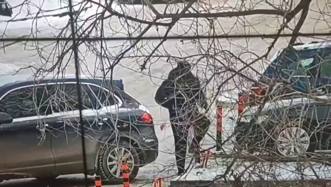 В Красноярске водитель Porsche сломал ограничитель на платной парковке
