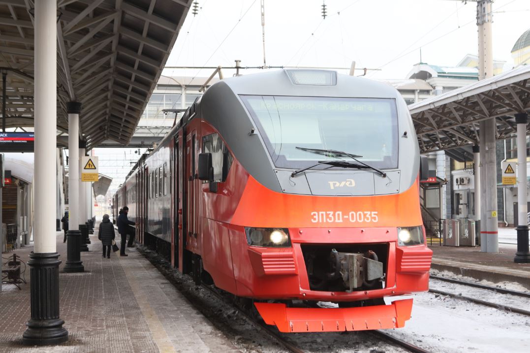 Электричка красноярск колягино завтра. Поезд Красноярск. Столбы для электропоездов Красноярск. Электропоезд Красноярск Иланская 28.04.2024. Новые электрички в Красноярске.