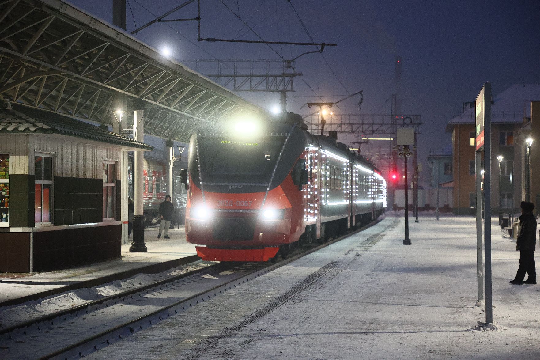 Новогодний поезд красноярск дивногорск. Новогодняя электричка Красноярск. Новогодний поезд Красноярск. Красноярск вокзал поезда. Новогодний электропоезд в Красноярске.