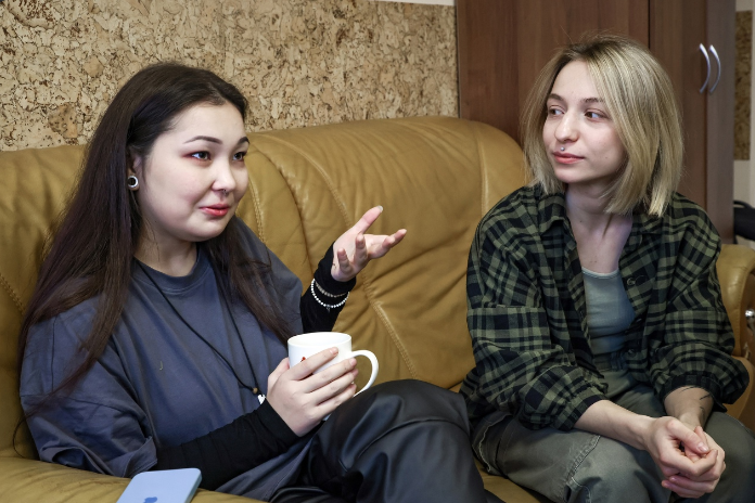 Ксения и Лина в редакции Gornovosti. Фото: Дмитрий Шабалин