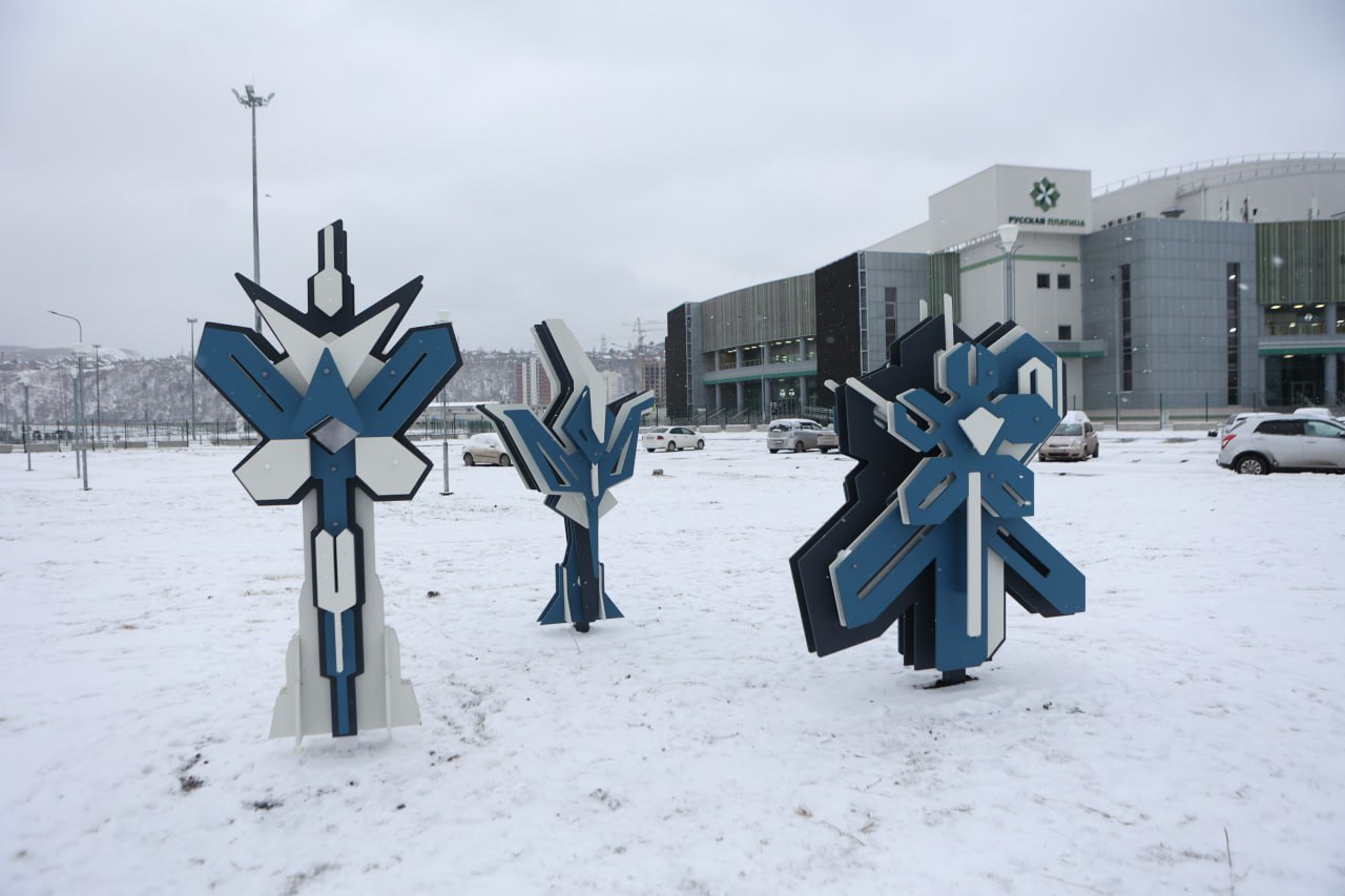 Скульптурная группа «Летний снег» притягивает внимание.