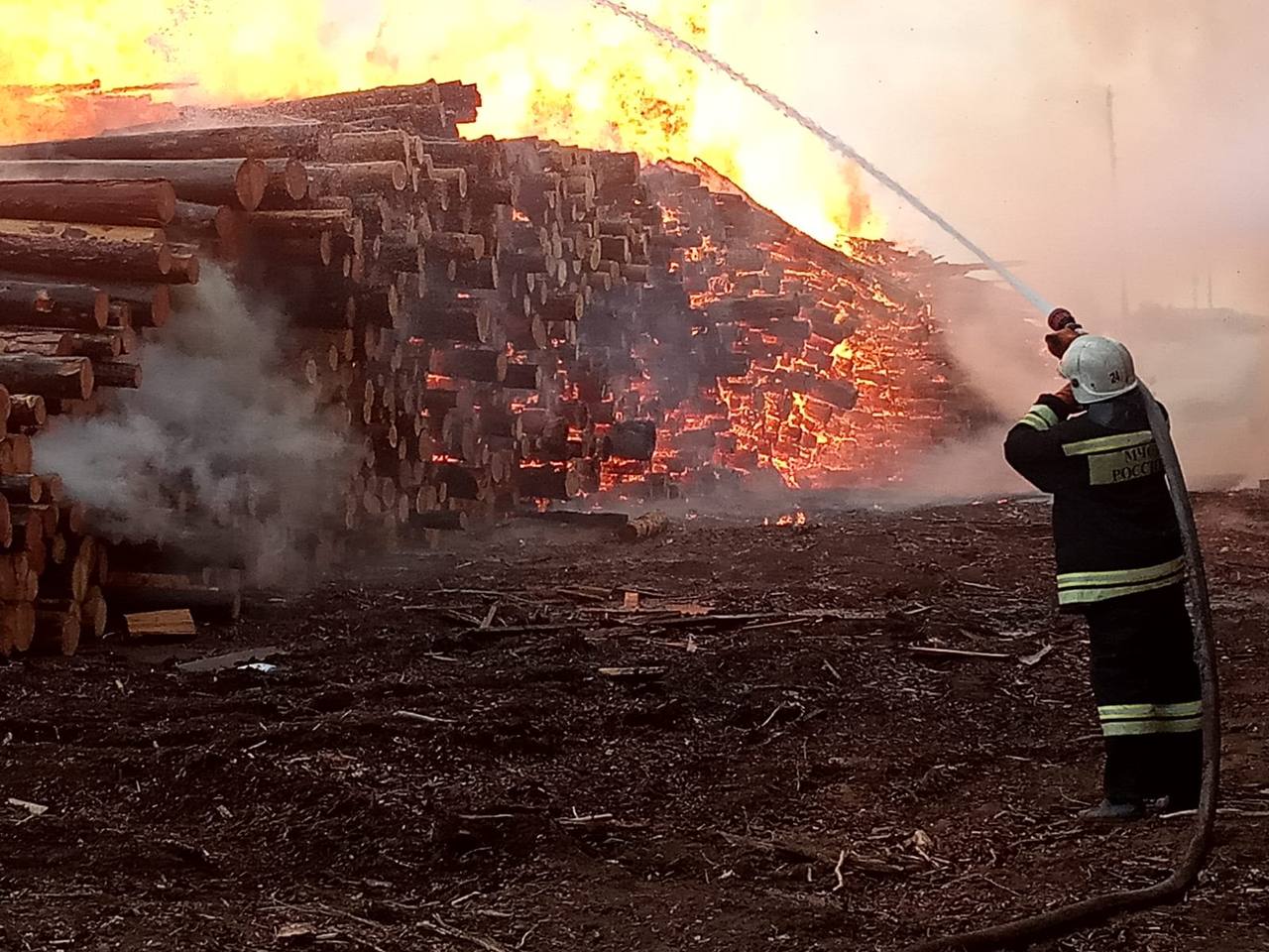 В Красноярском крае на площади 2500 кв. м горит склад с лесом -  Gornovosti.Ru