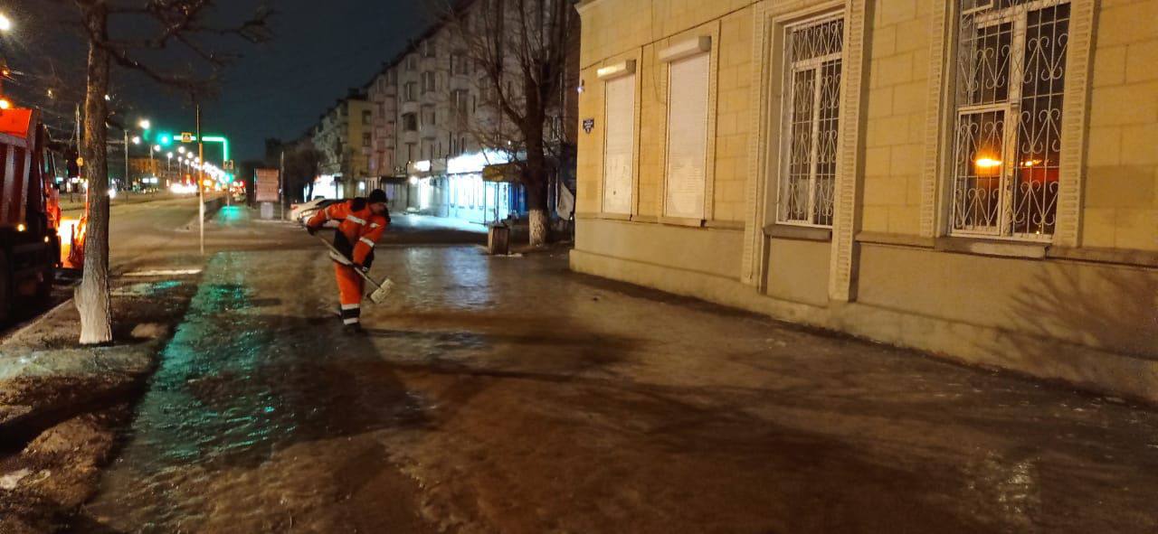 В Красноярске рабочие впервые начали убирать тротуары по ночам
