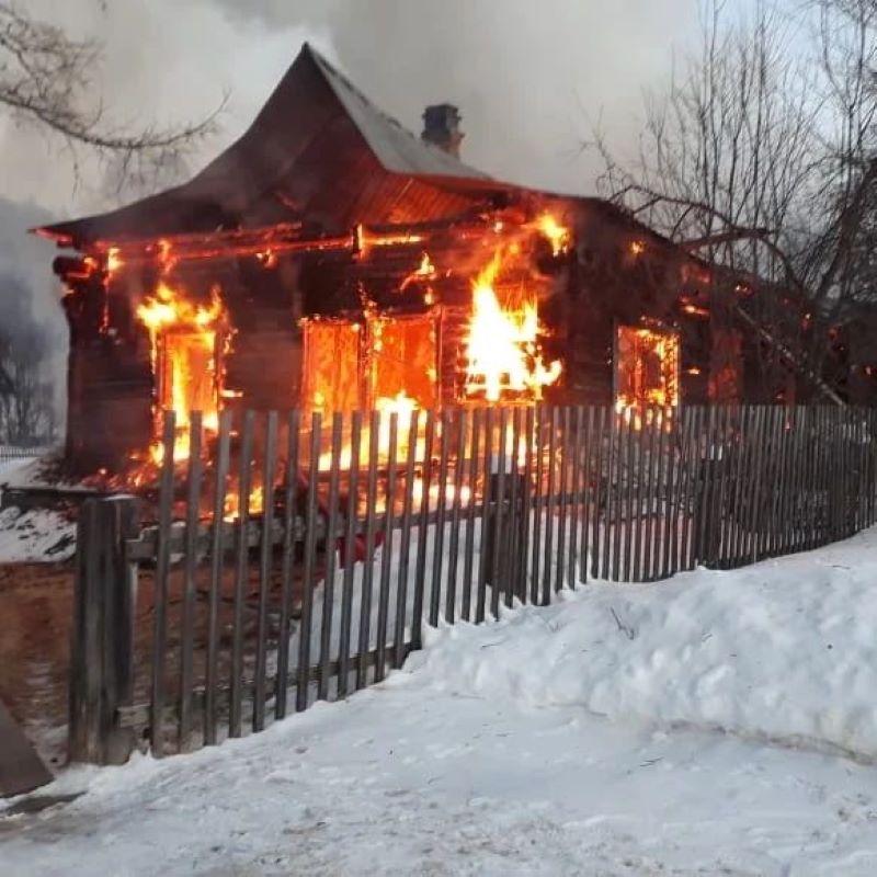 В Красноярском крае полностью сгорел деревянный дом культуры