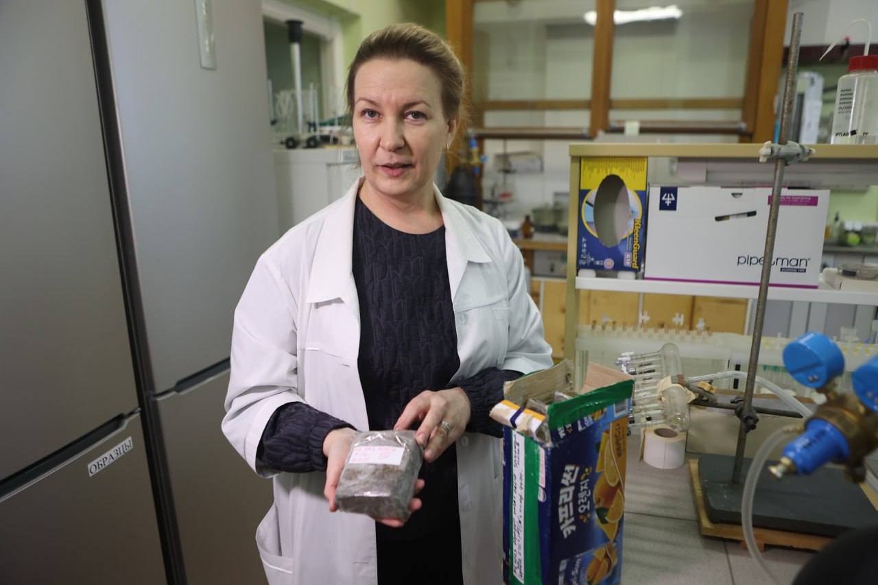 Светлана Евграфова демонстрирует пробы антарктического грунта.